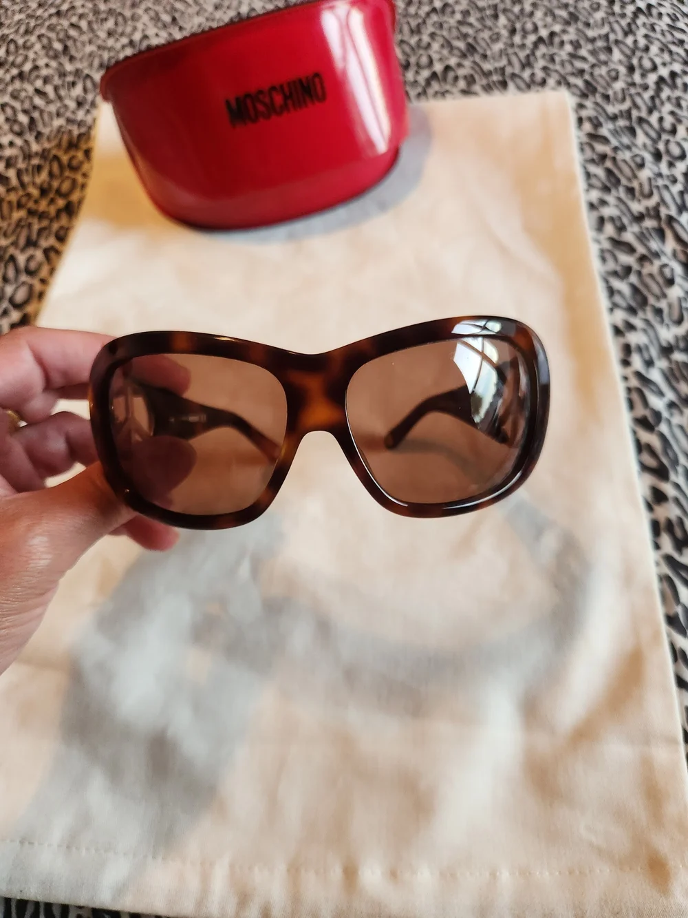 Moschino Women's Brown Tortoiseshell Sunglasses With Design Red Case MO51702